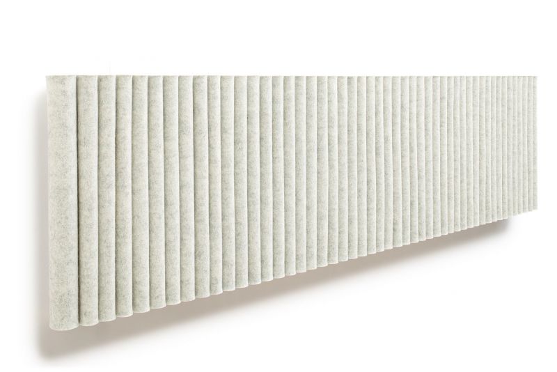 Hey Sign Welle Wandmodul im Querformat, hellgraue Filz-Lamellen zur Schallabsorption und Wandgestaltung.
